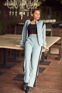 Костюм з бомбером і розрізом