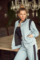 Костюм з бомбером і розрізом