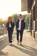 Костюм з бомбером і розрізом