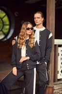 Костюм з бомбером і розрізом